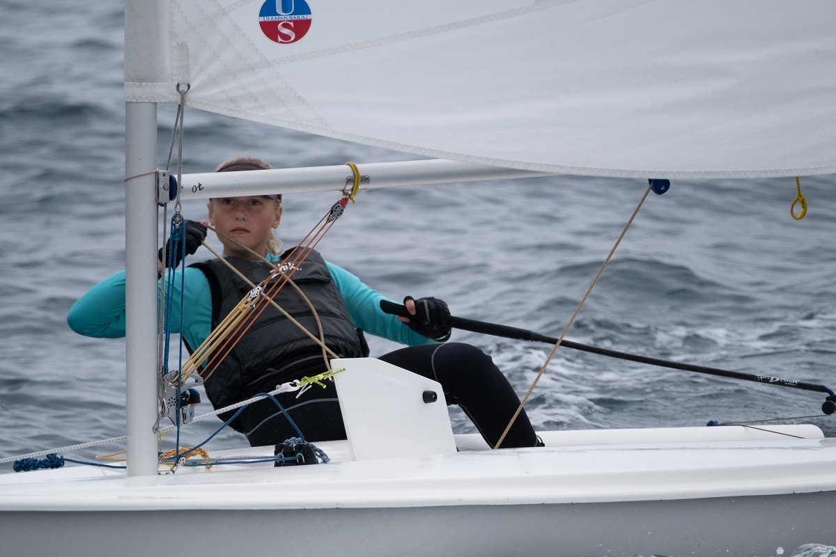 Regatta-Teilnehmerin bedient Segel während einer Wettfahrt