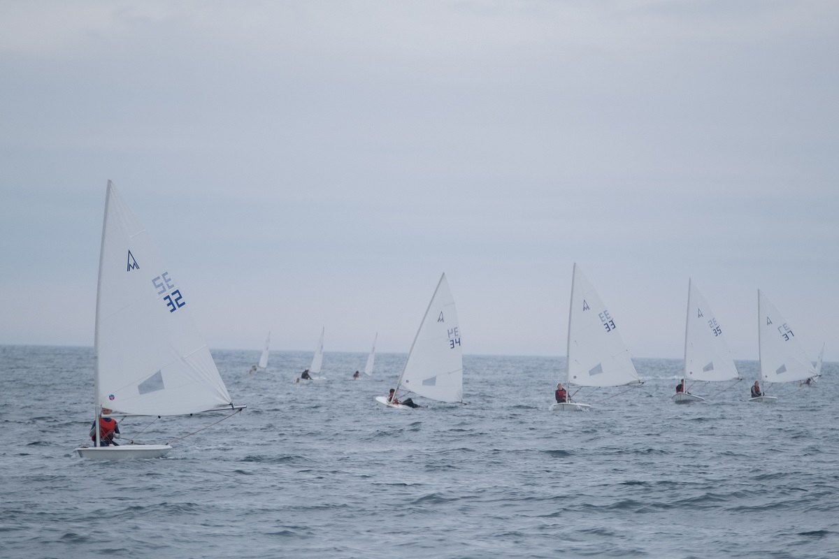 Regatta-Teilnehmer auf See