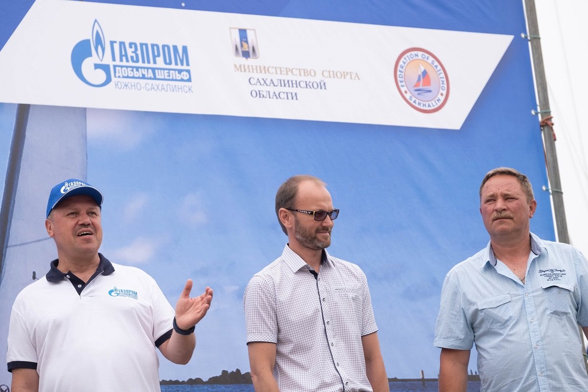 Amtierender Generaldirektor der Gazprom Dobycha Shelf Yuzhno-Sakhalinsk, Andrey Suetinov (links), während der Eröffnungszeremonie