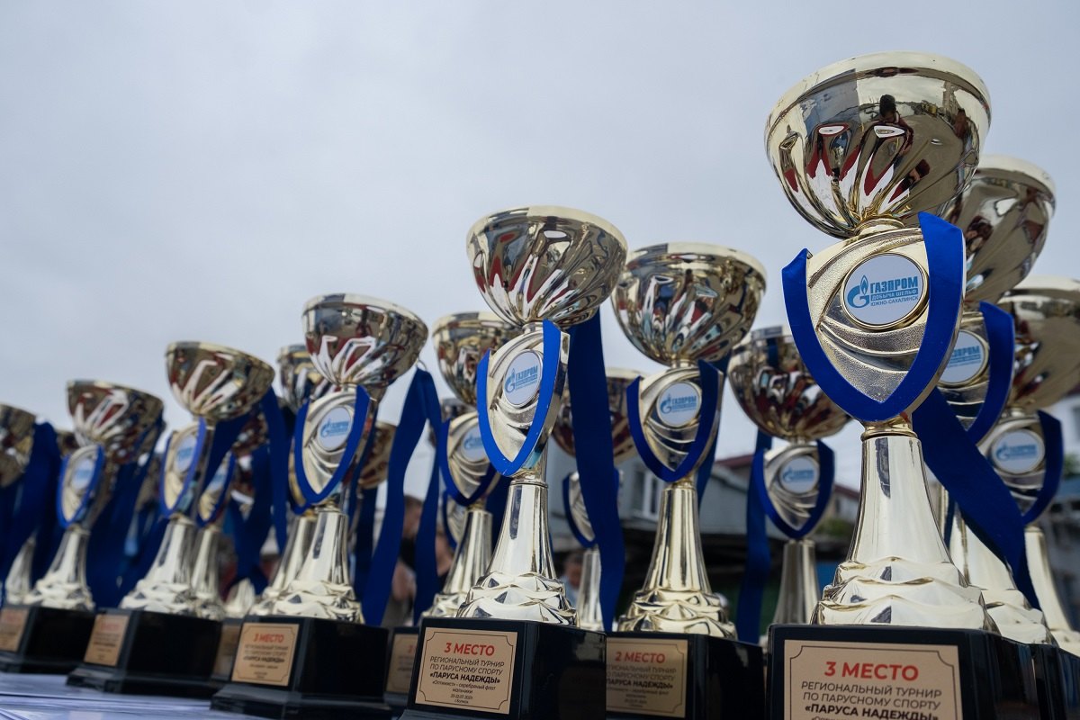 Pokale für Gewinner und Preisträger