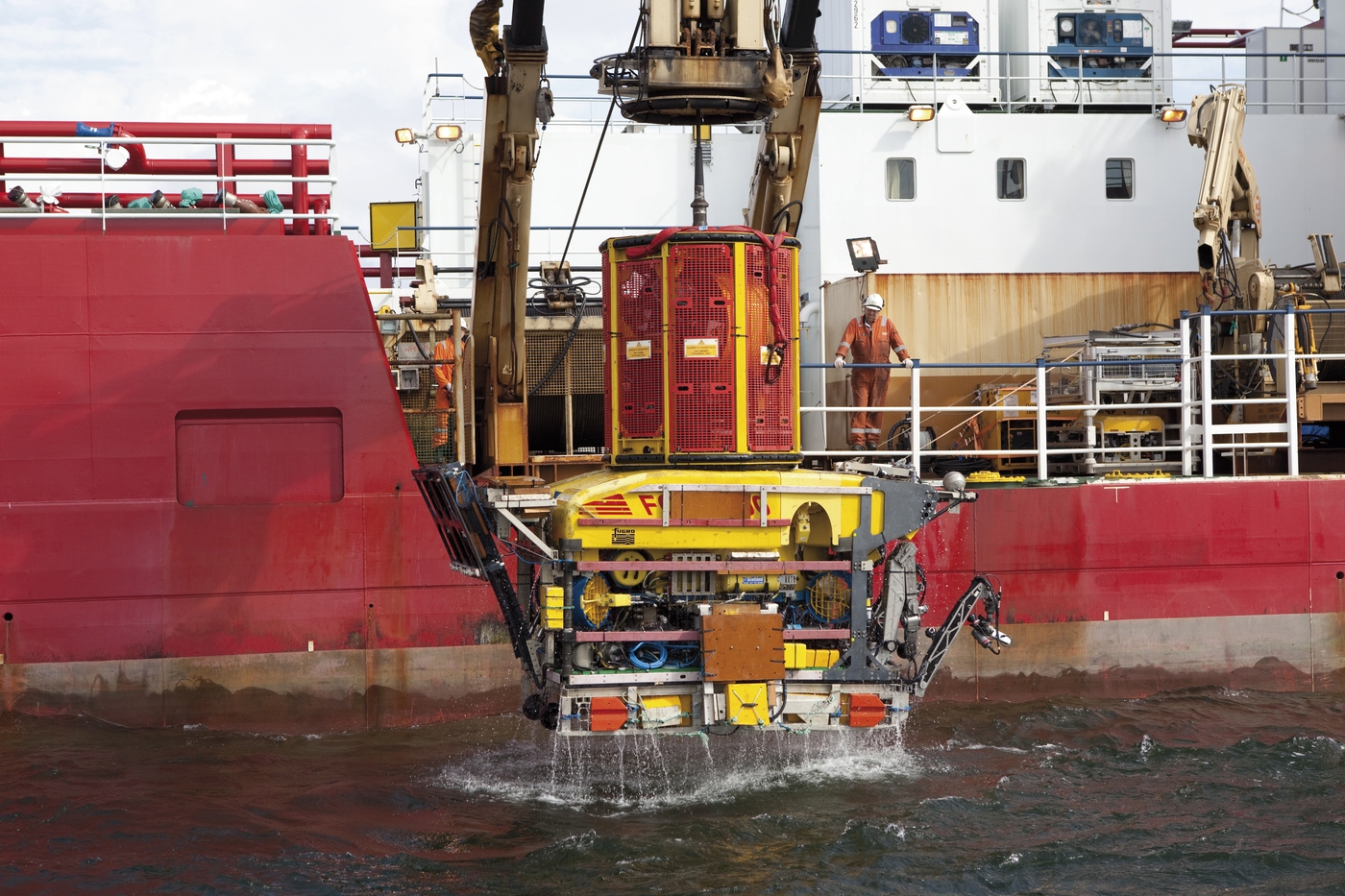 Ferngesteuerter Unterwasser-Apparat, der mit Digitalkameras und verschiedenen Sensoren ausgestattet ist, bewegt sich entlang der Gaspipeline. Erhobene Daten und Fotos werden zwecks Bewertung der Integrität der Gaspipeline analysiert