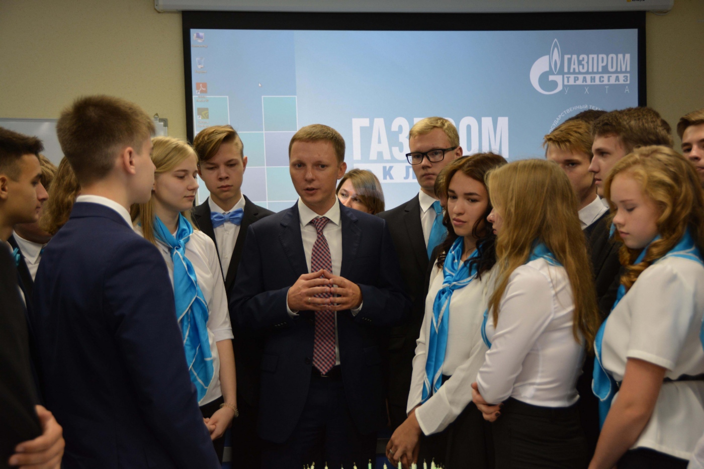 Stellvertretender Generaldirektor für Personalmanagement bei der Gazprom Transgaz Ukhta, Evgeny Gusev, unterhält sich mit Schülern der Gazprom-Klasse beim Technischen Rassochin-Lyzeum Uchta