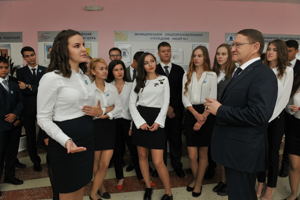 Alexey Khaikhanov, stellvertretender Generaldirektor für Personalmanagement bei der Gazprom Pererabotka, beantwortet Fragen der Schüler aus Gazprom-Klassen
