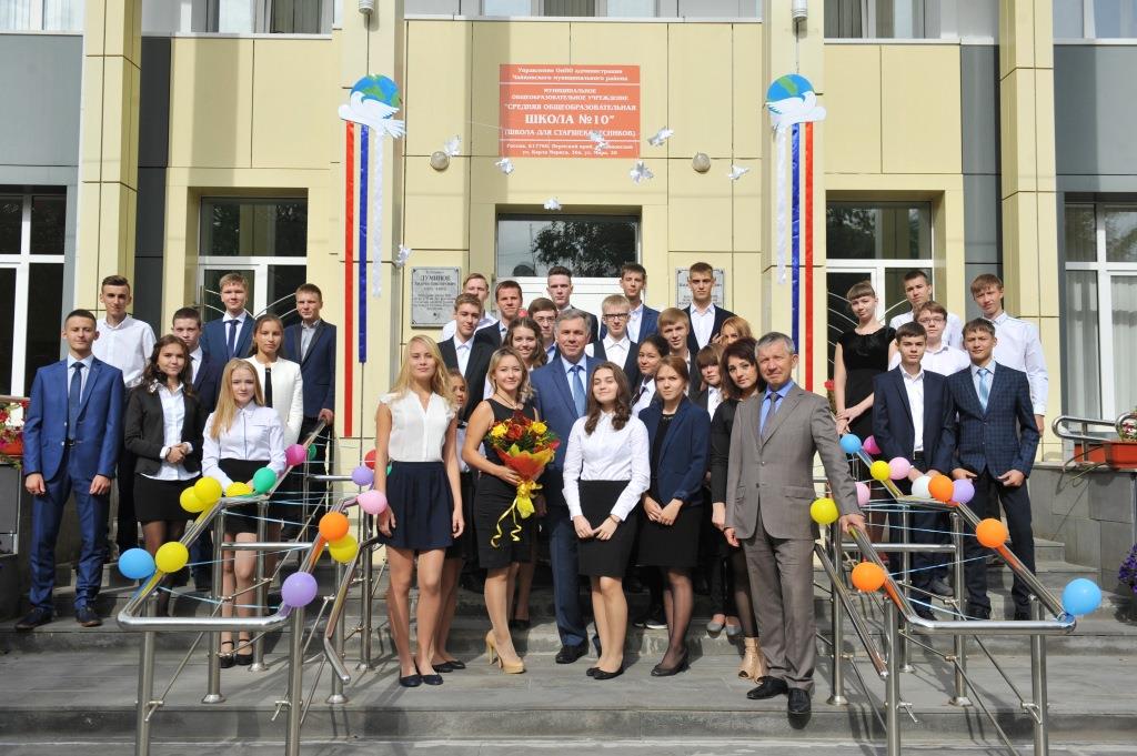 Schüler der Gazprom-Klasse aus der Verwaltungsregion Perm zusammen mit Sergey Suslikov, dem Generaldirektor der Gazprom Transgaz Tchaikovsky, und Sergey Keldibekov, dem stellvertretenden Generaldirektor für Personalmanagement bei demselben Unternehmen
