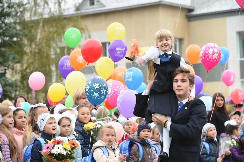 Erstklässlerin und einer der Schüler von Gazprom-Klassen ließen die erste Schulglocke bei einem feierlichen Appell im Atjakschew-Lyzeum in Jugorsk läuten