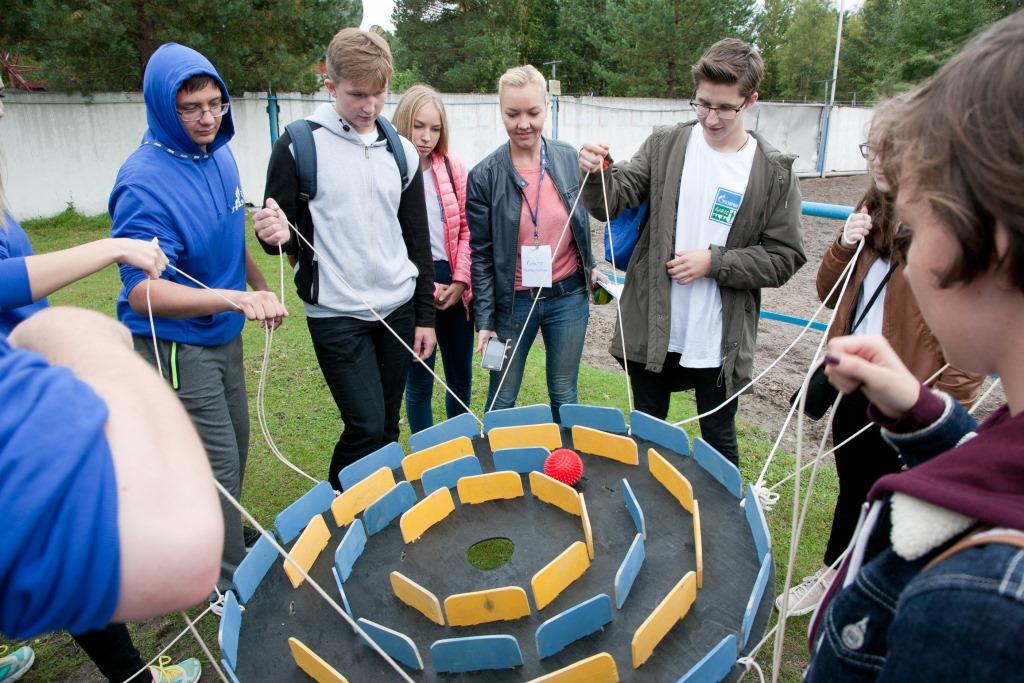 Aktivisten aus dem Jugendverband bei der Gazprom Transgaz Surgut hielten ein teambildendes Training für Schüler aus der Gazprom-Klasse ab