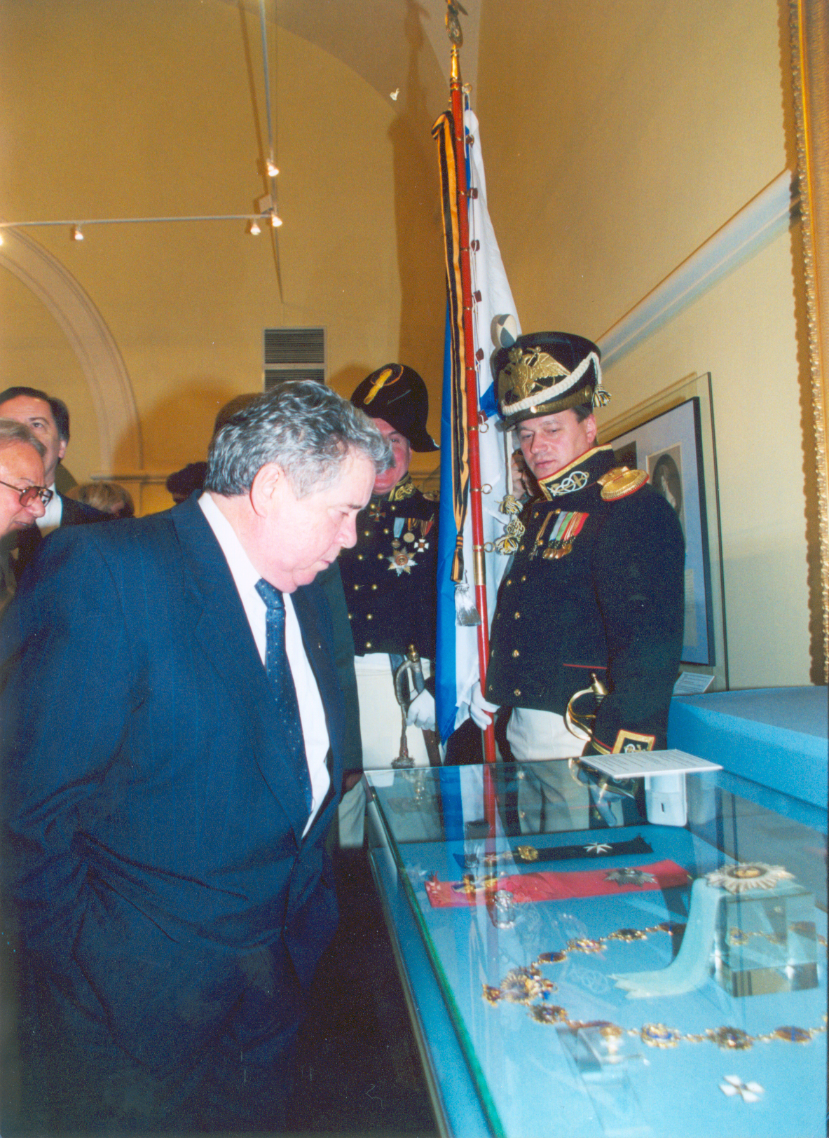 Bei einer Ausstellungseröffnung im Historischen Museum, 18. Oktober 2000. Foto: Igor Volobuyev