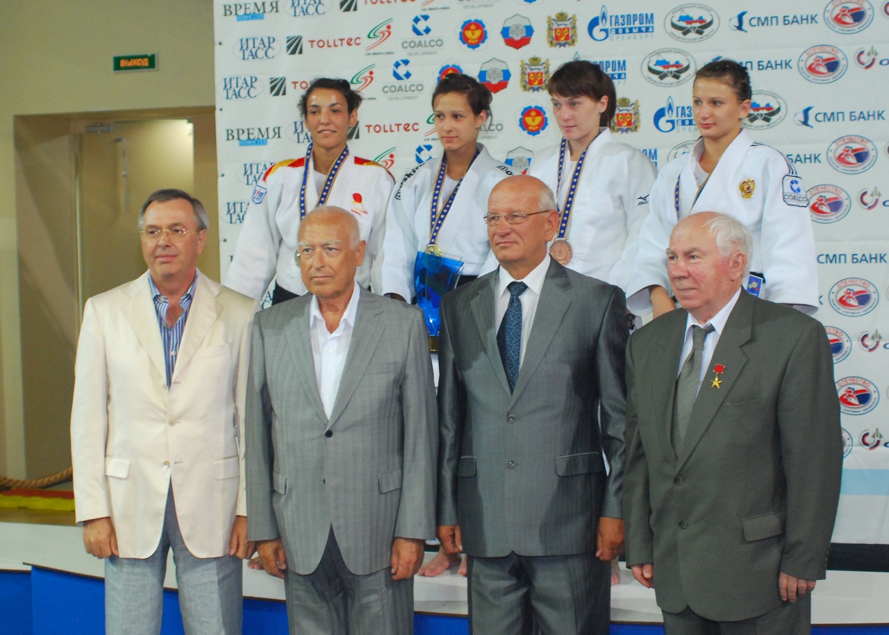 Mit den Judo-Europapokalsiegerinnen unter den Frauen. Orenburg, 28. Juni 2010