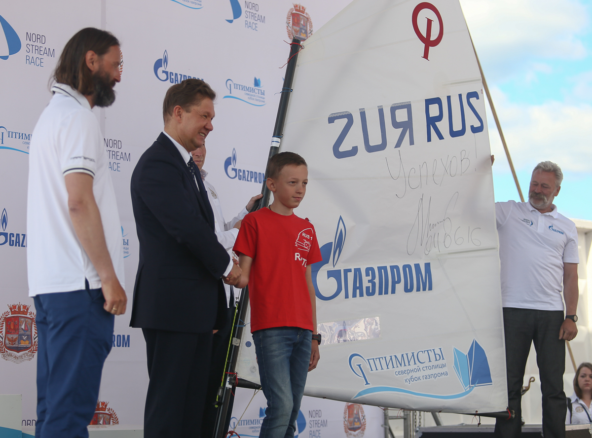 Alexey Miller zeichnete zwölf Gewinner der ersten Etappe der Kinder-Regatta-Serie „Optimists of the Northern Capital. Gazprom Cup“ aus