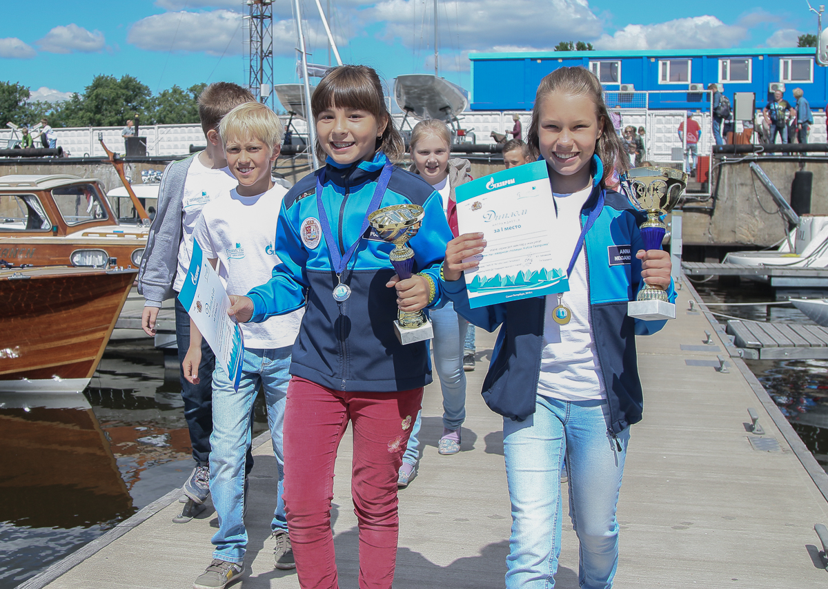 Alexey Miller zeichnete zwölf Gewinner der ersten Etappe der Kinder-Regatta-Serie „Optimists of the Northern Capital. Gazprom Cup“ aus