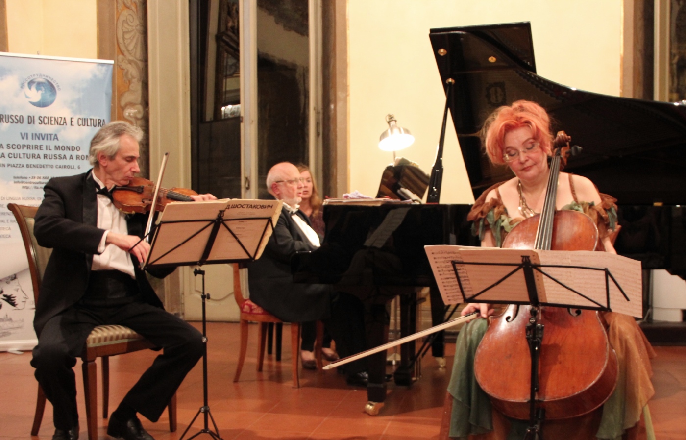 Mitglieder des Rachmaninov Trio, Mikhail Tsinman (Geige), Victor Yampolsky (Klavier) und Natalia Savinova (Violoncello), auf der Bühne des Russischen Hauses der Wissenschaft und Kultur in Rom