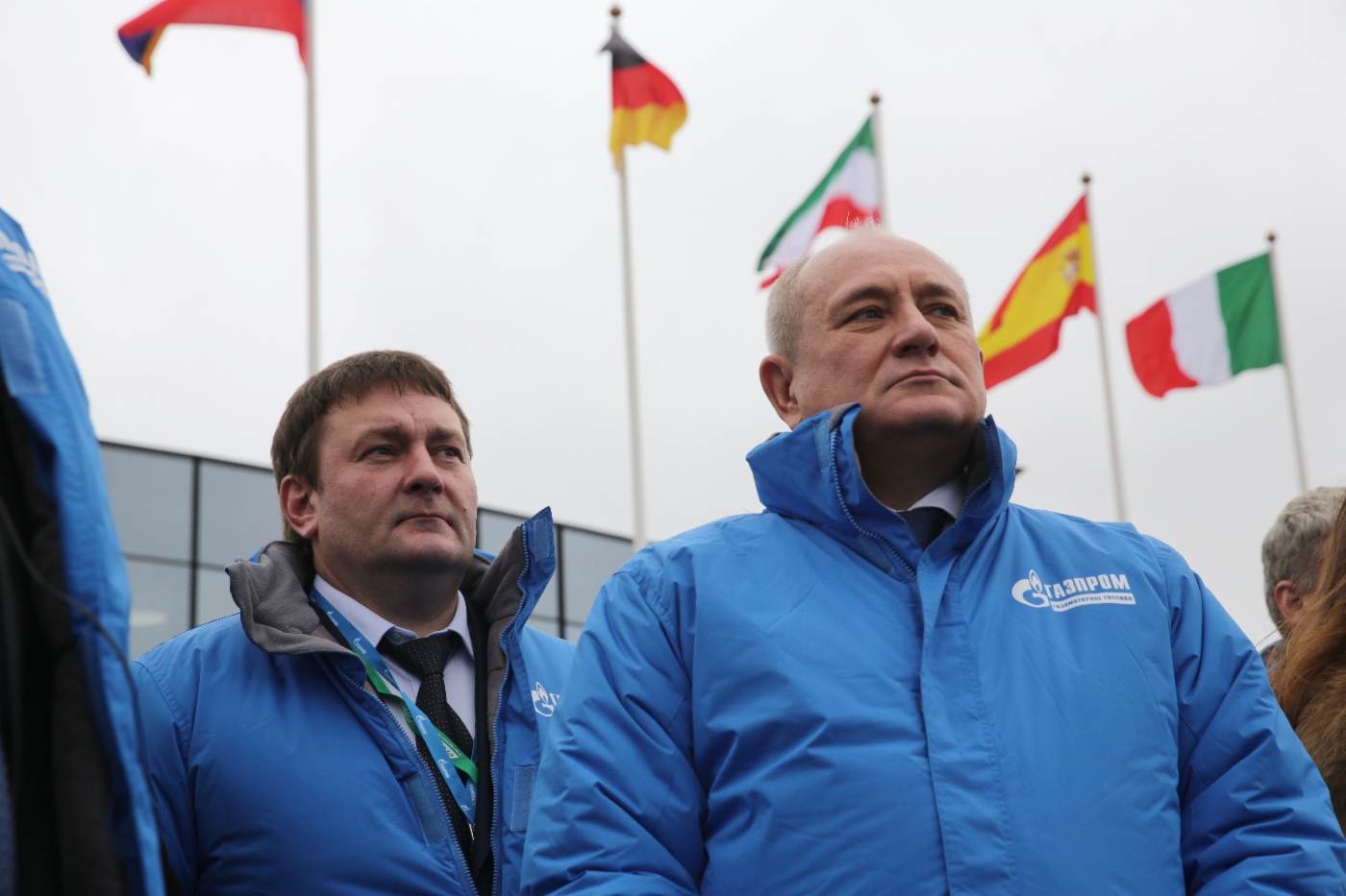 Vitaly Markelov (rechts) nahm an der feierlichen Zeremonie anlässlich des Endspurts der Rallye teil