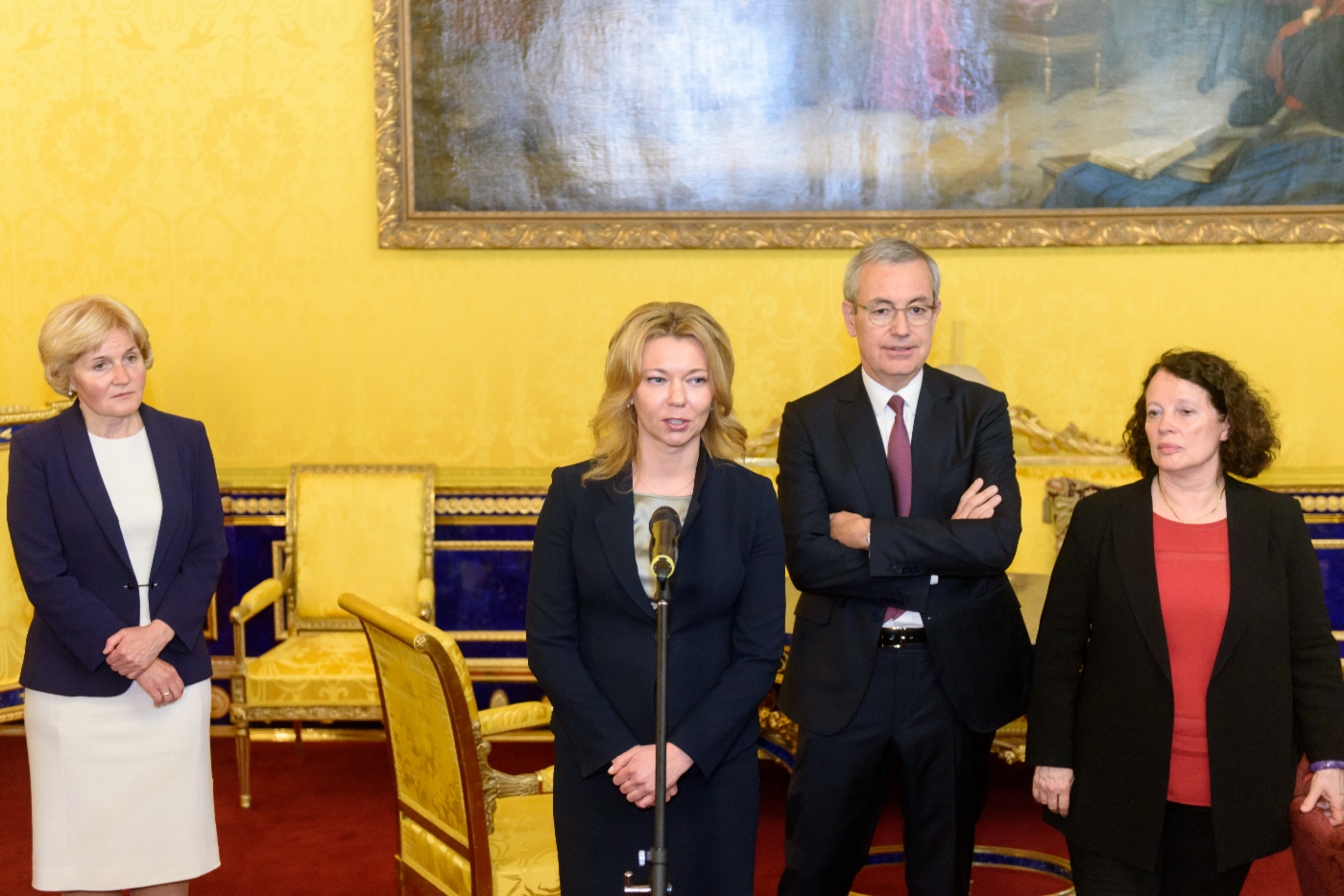 Elena Burmistrova (Mitte), stellvertretende Vorstandsvorsitzende der Gazprom und Generaldirektorin der Gazprom Export