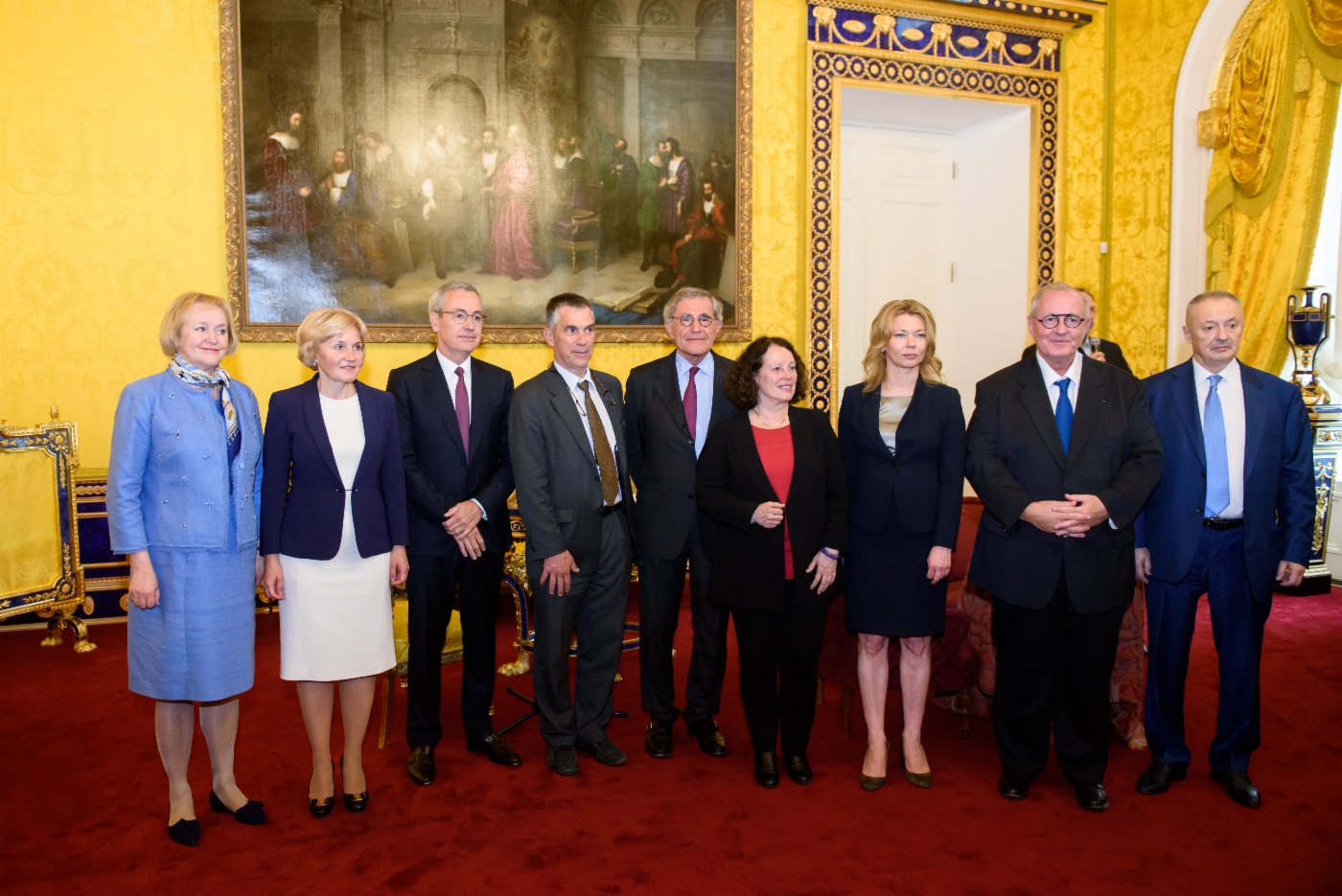 Die Direktorin des Staatlichen Museumsreservats Zarskoje Selo, Olga Taratynova, die stellvertretende Ministerpräsidentin der Russischen Föderation, Olga Golodets, der Aufsichtsratsvorsitzende der ENGIE, Jean-Pierre Clamadieu, der Ehrenvorsitzende des Aufsichtsrates der ENGIE, Gerard Mestrallet (Mitte), die außerordentliche und bevollmächtigte Botschafterin Frankreichs in der Russischen Föderation, Sylvie Bermann (Vierte von rechts), und die stellvertretende Vorstandsvorsitzende der Gazprom und Generaldirektorin der Gazprom Export, Elena Burmistrova (Dritte von rechts), während der feierlichen Eröffnungszeremonie des Lyoner Saals nach seiner Restaurierung