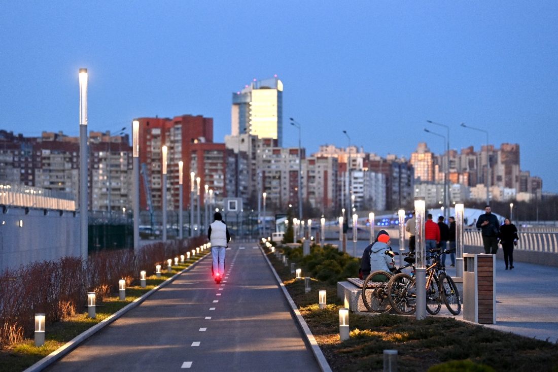 Uferbereich neben dem Lakhta Center