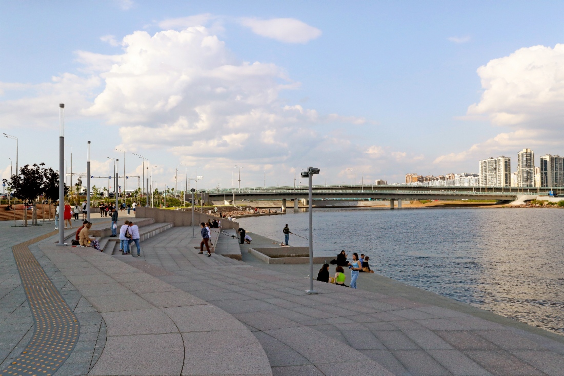 Uferbereich neben dem Lakhta Center