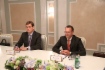 Pascal De Buck (rechts), CEO der Fluxys, während des Arbeitstreffens mit Alexey Miller