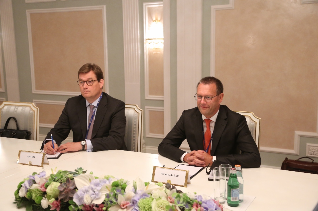 Pascal De Buck (rechts), CEO der Fluxys, während des Arbeitstreffens mit Alexey Miller