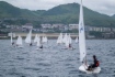 Regatta-Teilnehmer vor dem Hintergrund der Stadt Cholmsk