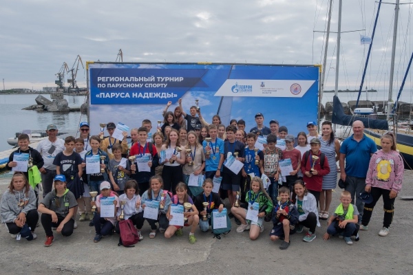 Gruppenfoto mit allen Teilnehmern nach der Preisverleihungszeremonie