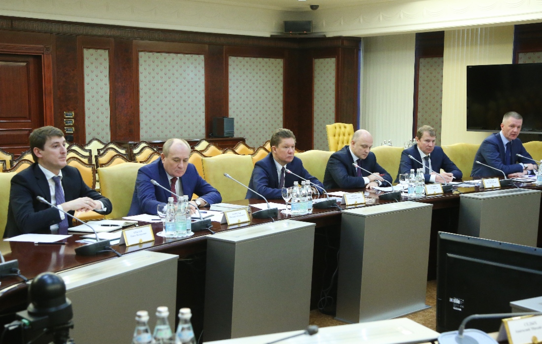 In Moskau fand ein Arbeitstreffen zwischen Alexey Miller (in der Mitte) und den Leitern marktführender heimischer Rohrbetriebe und des Rohrherstellerverbandes statt