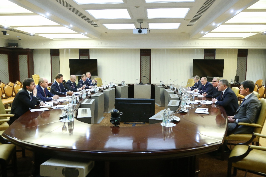 In Moskau fand ein Arbeitstreffen zwischen Alexey Miller (in der Mitte) und den Leitern marktführender heimischer Rohrbetriebe und des Rohrherstellerverbandes statt