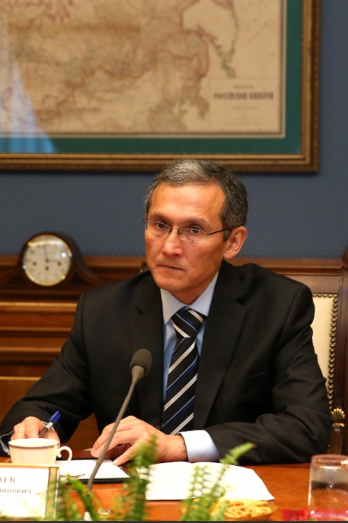 Djoomart Otorbaev während des Arbeitstreffens mit Alexey Miller