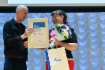 Rang eins in der Kategorie „Projekt zum Jahr des Arbeitsschutzes“ wurde dem Projekt „Wissende“ von Gazprom Transgaz Stavropol zuerkannt. Auf dem Foto – Elena Shapina (rechts), Leiterin des PR-Dienstes von Gazprom Transgaz Stavropol