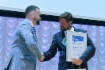 Als bestes unternehmenseigenes Printmedium im Jahr 2016 wurde die Zeitung „Trassa“ von Gazprom Transgaz Yekaterinburg gekürt. Auf dem Foto – Denis Seleznev (rechts), Leiter des PR-Dienstes von Gazprom Transgaz Yekaterinburg