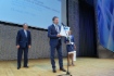 Im Branchenbereich wurde der Grand Prix von dem Vorstandsvorsitzenden der PAO Gazprom Alexey Miller an das Projekt „Chronik der heimischen Öl- und Gasindustrie. 1273–2016“ von Gazprom Transgaz Ukhta vergeben. Auf dem Foto – Alexander Gaivoronsky (vorne in der Mitte), Generaldirektor der Gazprom Transgaz Ukhta