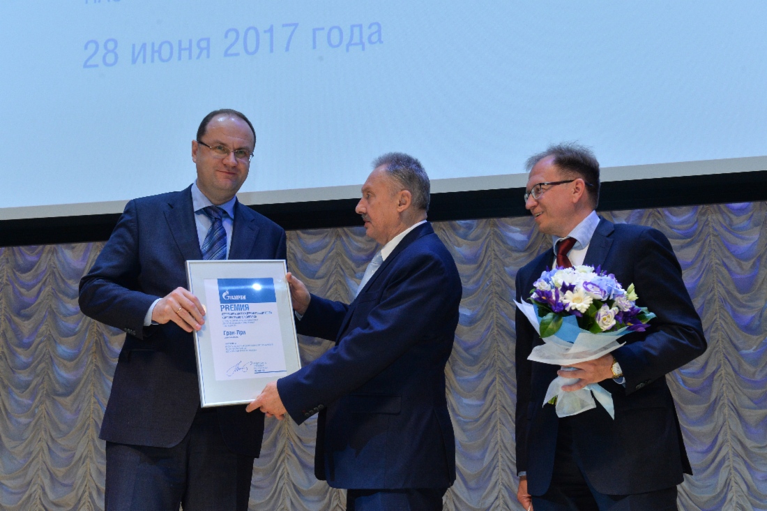 Der Grand Prix von dem Vorstandsvorsitzenden der PAO Gazprom Alexey Miller im sozialen Bereich wurde dem Projekt „Internationale militärpatriotische Aktion ‚Ehrenwache‘“ von Gazprom Transgaz Moscow verliehen. Auf dem Foto – Alexander Babakov, Generaldirektor der Gazprom Transgaz Moscow, Alexander Bespalov, Departmentleiter der PAO Gazprom, und Konstantin Misyautov, Leiter des PR-Dienstes von Gazprom Transgaz Moscow