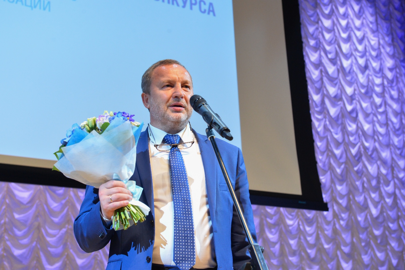 In der Kategorie „Low-Budget-Sozialprojekt“ ging der erste Platz an das Projekt „Malen wir die Welt bunt“ von Gazprom Transgaz Samara. Auf dem Foto – Alexander Luchinin, Leiter des PR-Dienstes von Gazprom Transgaz Samara