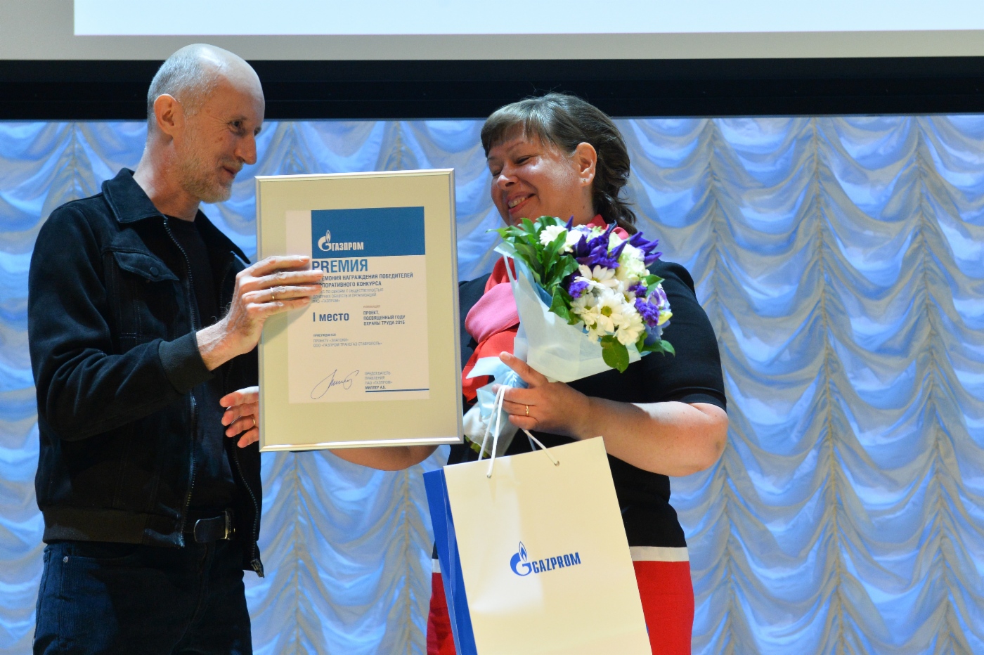 Rang eins in der Kategorie „Projekt zum Jahr des Arbeitsschutzes“ wurde dem Projekt „Wissende“ von Gazprom Transgaz Stavropol zuerkannt. Auf dem Foto – Elena Shapina (rechts), Leiterin des PR-Dienstes von Gazprom Transgaz Stavropol