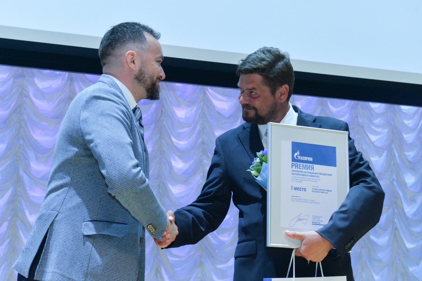 Als bestes unternehmenseigenes Printmedium im Jahr 2016 wurde die Zeitung „Trassa“ von Gazprom Transgaz Yekaterinburg gekürt. Auf dem Foto – Denis Seleznev (rechts), Leiter des PR-Dienstes von Gazprom Transgaz Yekaterinburg