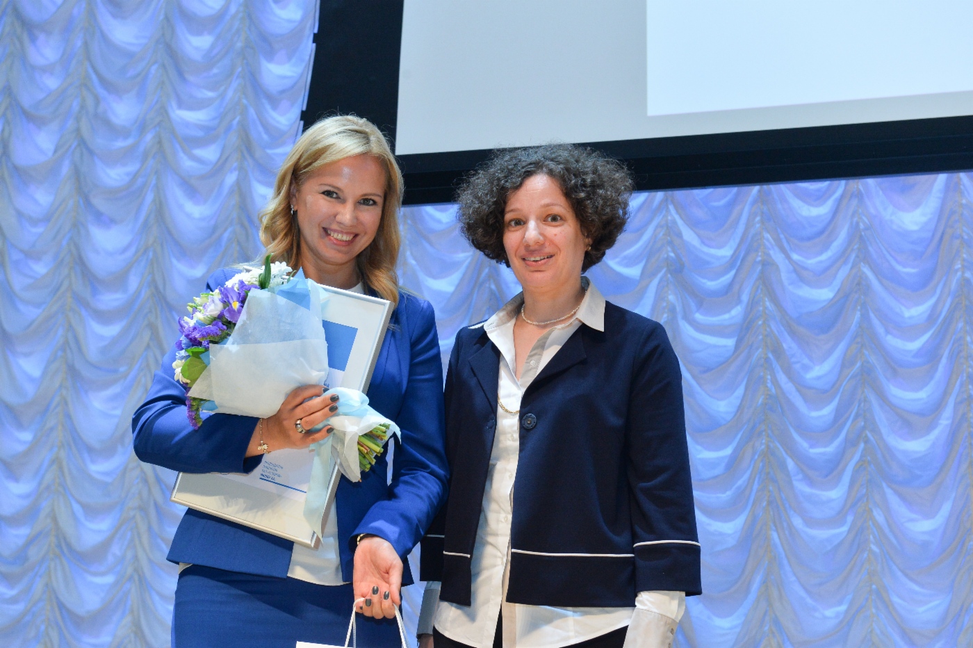 Populärwissenschaftliche Filme über die Gas- und Gaskondensatförderung von Gazprom Dobycha Urengoy wurden als Sieger in der Kategorie „Bester Unternehmensfilm“ geehrt. Auf dem Foto – Natalia Kitsova (links), Leiterin des PR-Dienstes von Gazprom Dobycha Urengoy