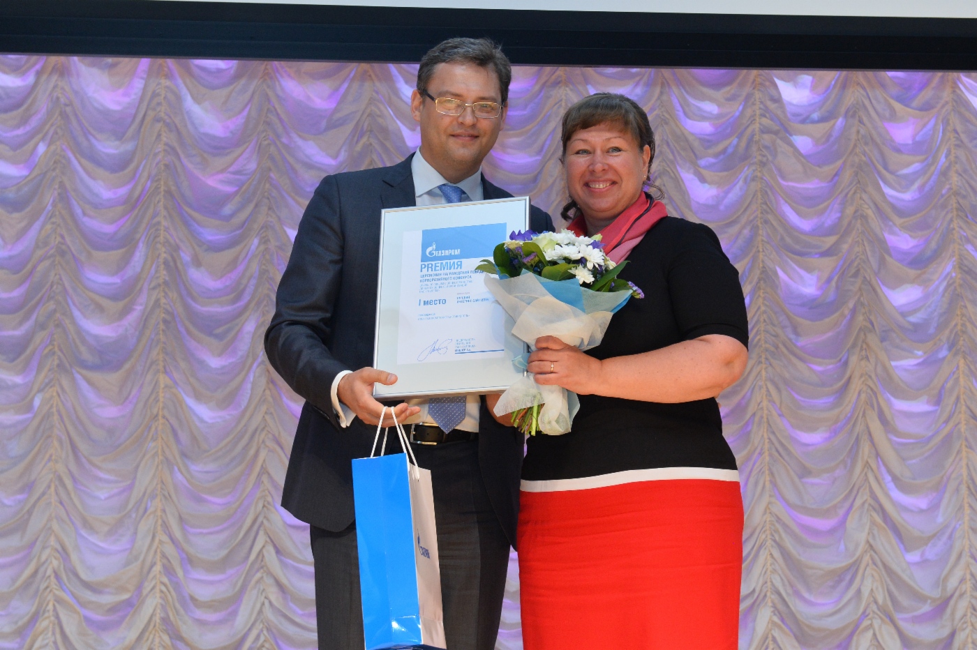 Unter den Websites der Tochterunternehmen und Betriebe von Gazprom ging die Website von Gazprom Transgaz Stavropol als Sieger 2016 hervor. Auf dem Foto – Elena Shapina (rechts), Leiterin des PR-Dienstes von Gazprom Transgaz Stavropol