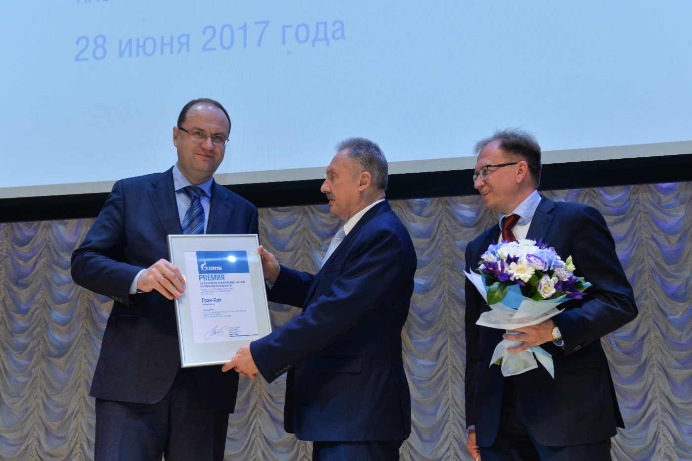 Der Grand Prix von dem Vorstandsvorsitzenden der PAO Gazprom Alexey Miller im sozialen Bereich wurde dem Projekt „Internationale militärpatriotische Aktion ‚Ehrenwache‘“ von Gazprom Transgaz Moscow verliehen. Auf dem Foto – Alexander Babakov, Generaldirektor der Gazprom Transgaz Moscow, Alexander Bespalov, Departmentleiter der PAO Gazprom, und Konstantin Misyautov, Leiter des PR-Dienstes von Gazprom Transgaz Moscow