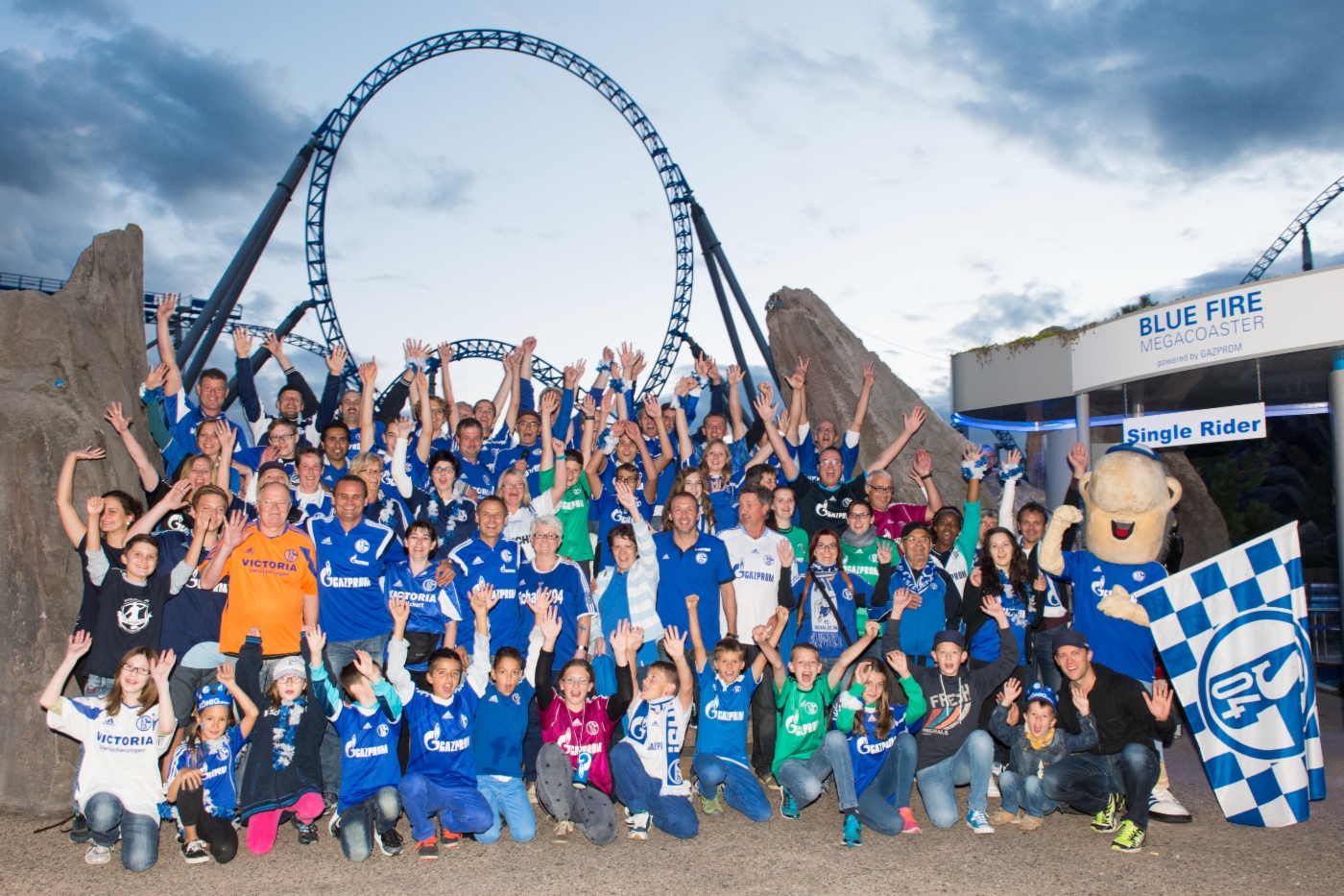 Schalke-Fans freuen sich auf die Exklusivfahrt mit dem blue fire Megacoaster powered by GAZPROM