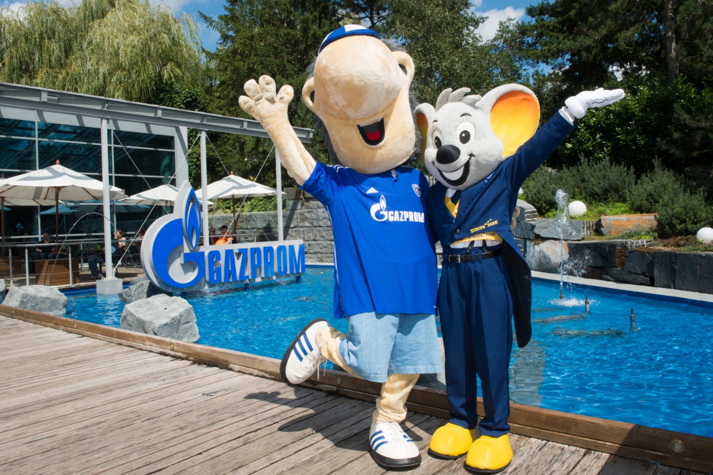 Die Maskottchen Erwin und Euromaus vor der GAZPROM Erlebniswelt