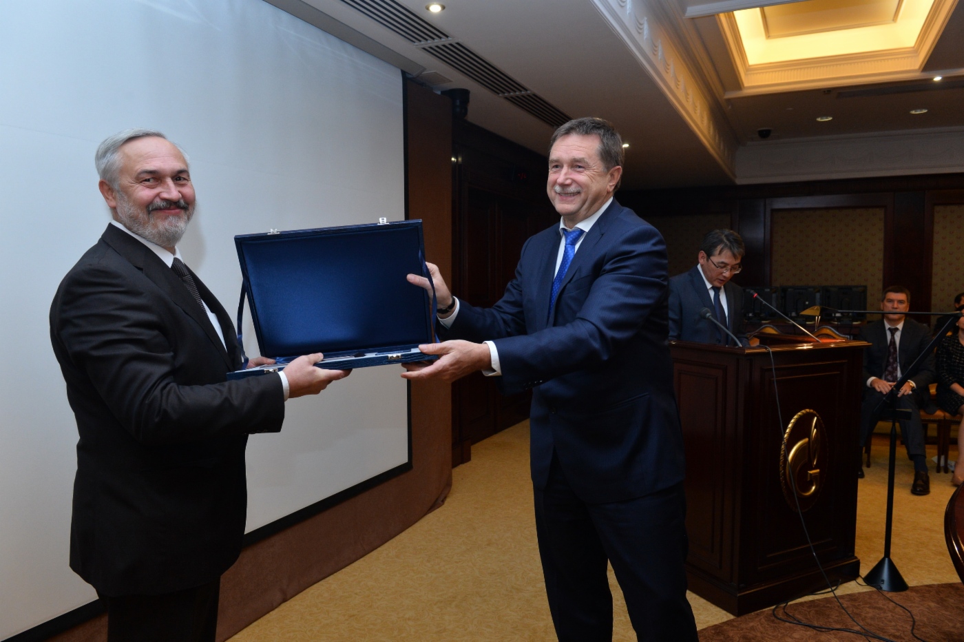 Sergey Khomyakov (rechts) gratulierte Sergey Nefedov, Direktor des Zentrums zur Steuerung des technischen Zustands und der Integrität der Gastransportsysteme der OOO Gazprom VNIIGAZ, zur Preisverleihung