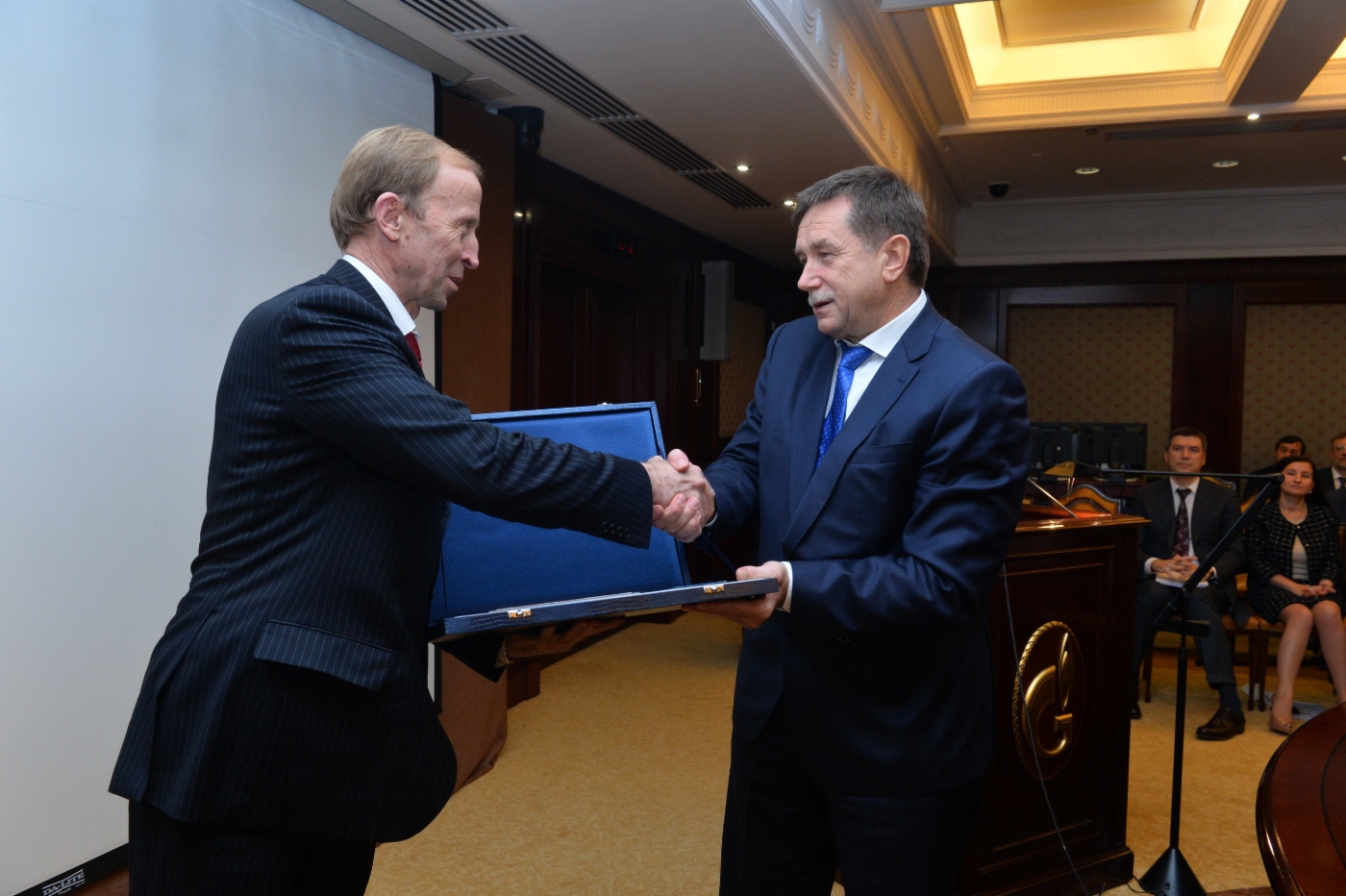 Sergey Khomyakov (rechts) gratulierte Evgeny Vyshemirsky, Leiter der Abteilung des Chefschweißes des Departments Großreparaturen der OAO Gazprom, zur Preisverleihung