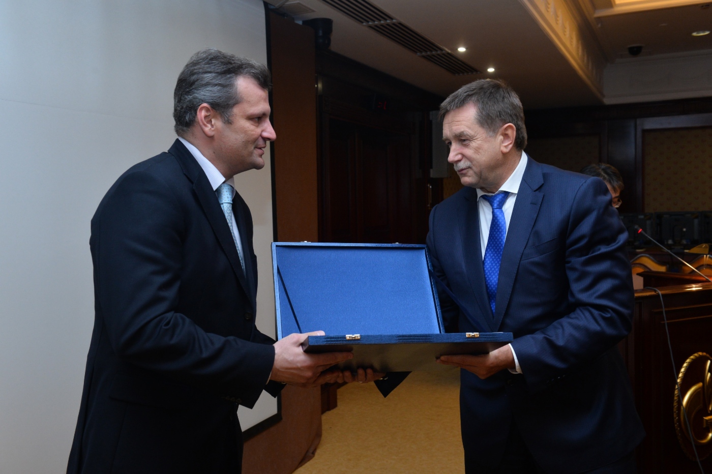 Sergey Khomyakov (rechts) gratulierte Dmitry Petrov, stellvertretender Leiter der Abteilung Betrieb von Ferngas- und Kondensatleitungen des Departments Transport, Untertagespeicherung und Verwendung von Erdgas der OAO Gazprom, zur Preisverleihung