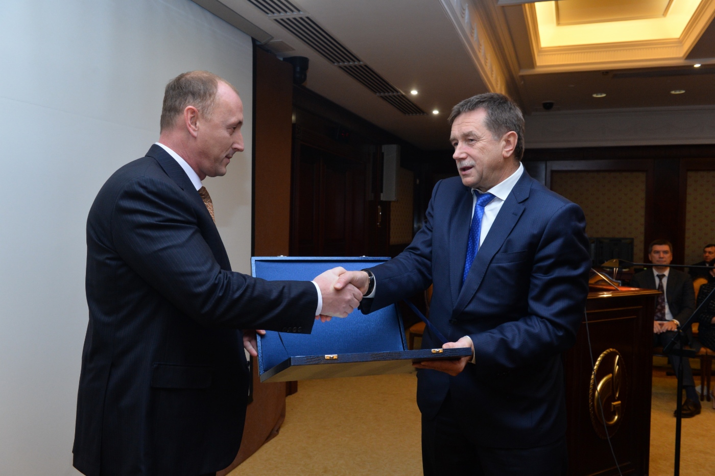 Sergey Khomyakov (rechts) gratulierte Vladimir Oleksenko, stellvertretender Leiter der Verwaltung Bauwesen des Departments Investment und Bau der OAO Gazprom, zur Preisverleihung