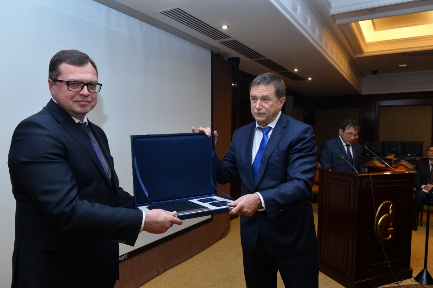 Sergey Khomyakov (rechts) gratulierte Konstantin Popov, Leiter der Abteilung Organisation und Kontrolle des Bohrlochbaus der OOO Gazprom Dobycha Nadym, zur Preisverleihung