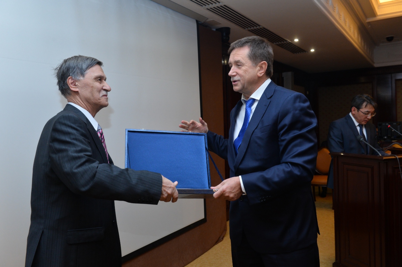 Sergey Khomyakov (rechts) gratulierte Robert Askarov, führender Ingenieur des Engineering-Zentrums der OOO Gazprom Transgaz Ufa, zur Preisverleihung