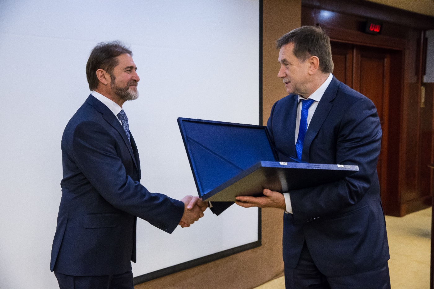 Sergey Khomyakov (rechts) gratulierte Valery Voronin , Stellvertreter des Generaldirektors für Forschung der OOO Gazprom VNIIGAZ, Leiter des Projekts Entwicklung und Implementierung eines Innovationssystems zur Bewertung der Funktionsfähigkeit von Ringschweißverbindungen in Ferngasleitungen der OAO Gazprom zur Preisverleihung
