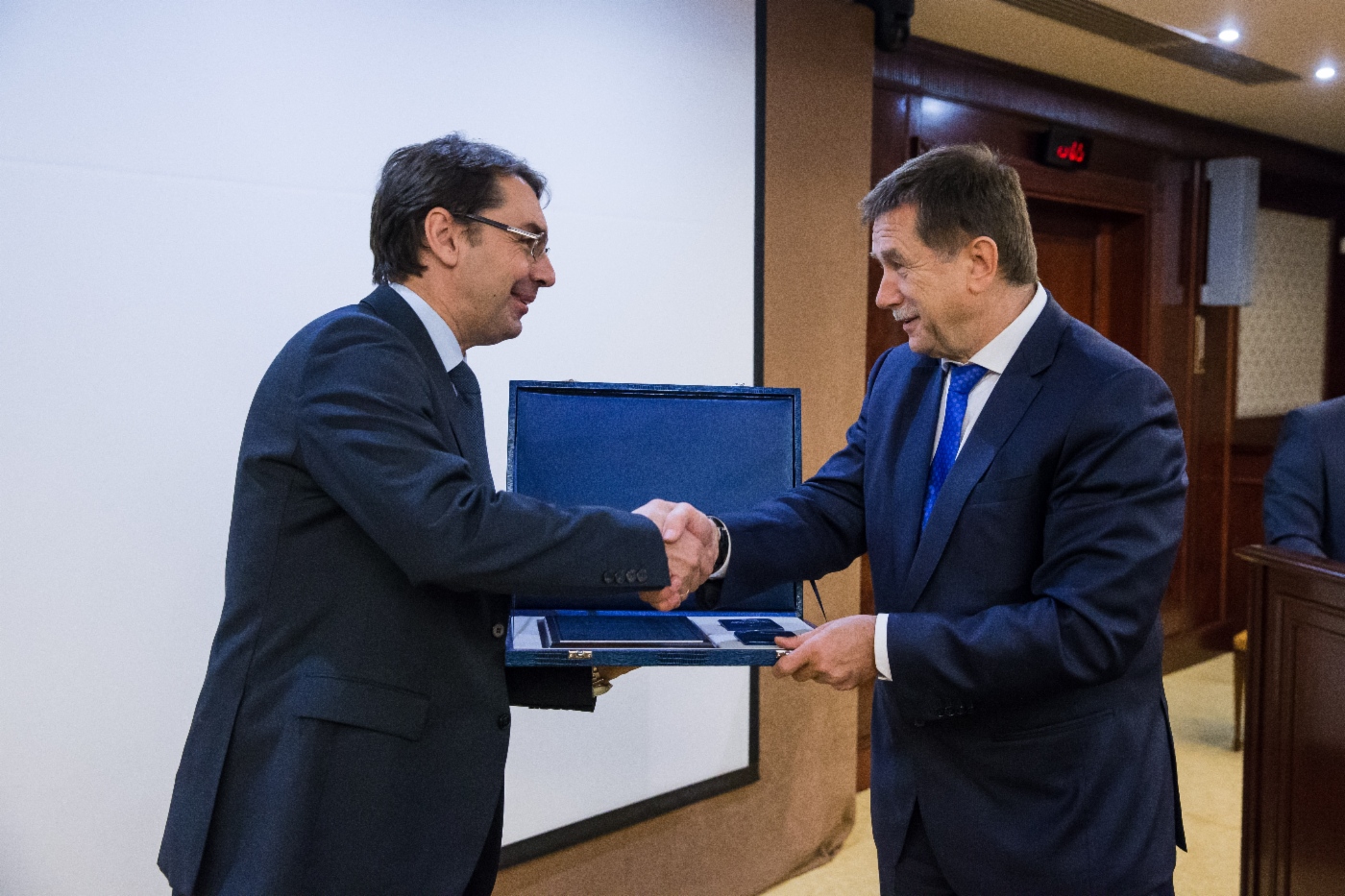 Sergey Khomyakov (rechts) gratulierte Viktor Kovekh, leitender wissenschaftlicher Mitarbeiter des Laboratoriums Betriebssicherheit und Ressourcen von Gastransportsystemen der OOO Gazprom VNIIGAZ, zur Preisverleihung