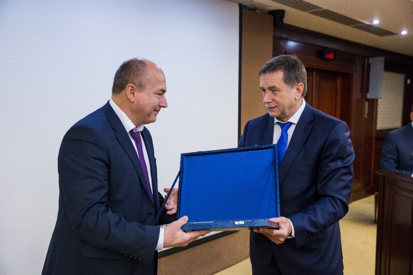 Sergey Khomyakov (rechts) gratulierte Viktor Silkin, stellvertretender Leiter des Zentrums zur Steuerung des technischen Zustands und der Integrität der Gastransportsysteme der OOO Gazprom VNIIGAZ, zur Preisverleihung
