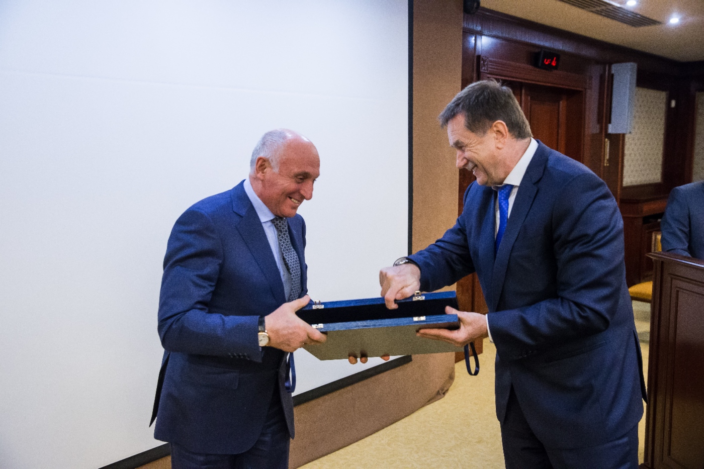 Sergey Khomyakov (rechts) gratulierte Vyacheslav Sorokin, erster Vizepräsident der OOO Stroygazconsulting, zur Preisverleihung