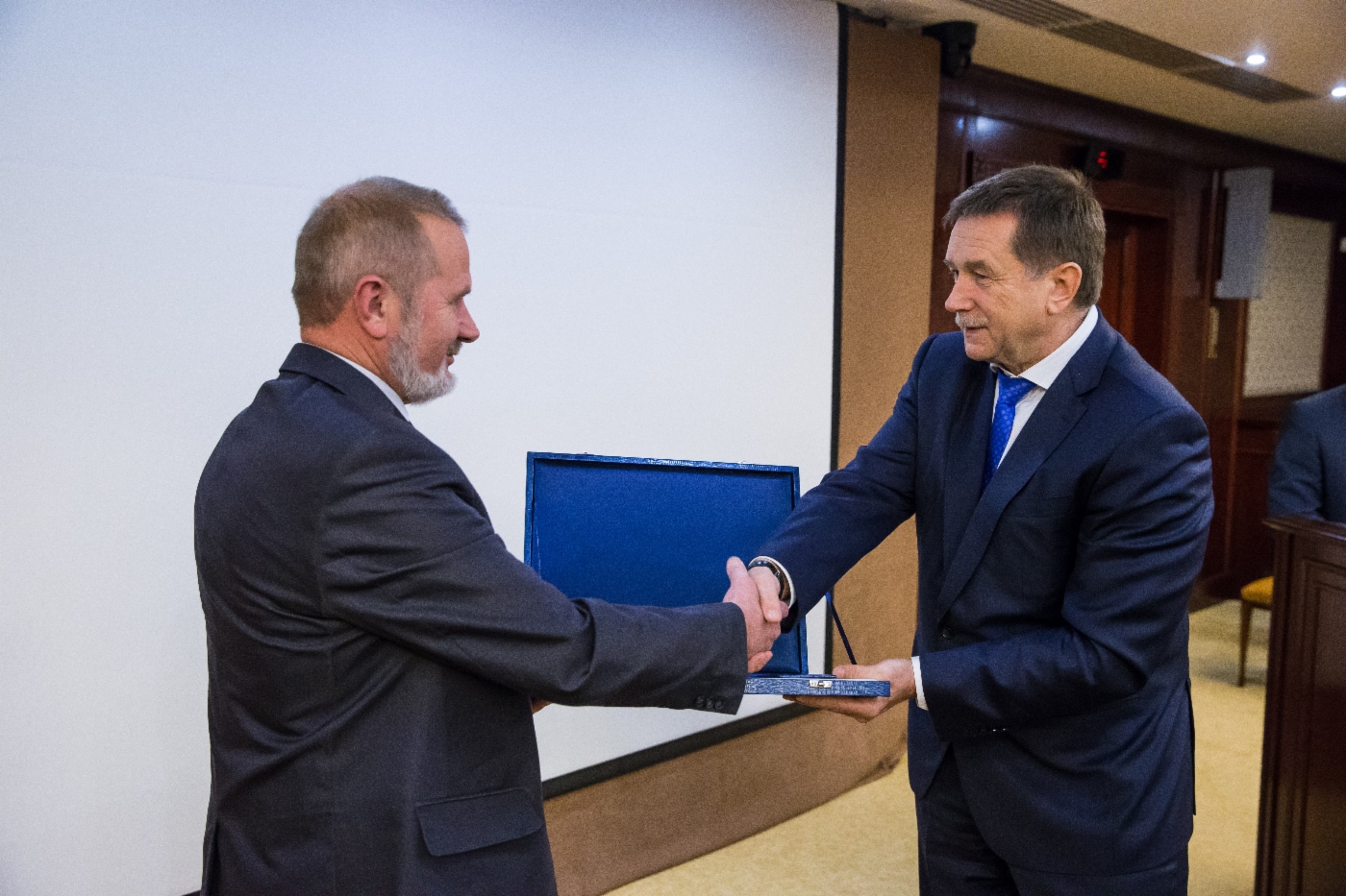 Sergey Khomyakov (rechts) gratulierte Mikhail Antonov, Leiter des Versuchszentrums Politekhtest der Staatlichen Polytechnischen Universität Sankt Petersburg, zur Preisverleihung